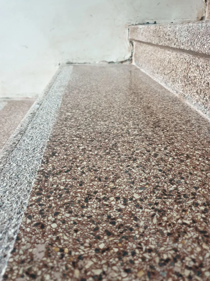 Estetyczne paski antypoślizgowe na schodach