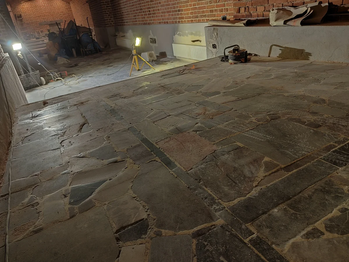 Zniszczona posadzka marmurowa przed renowacją