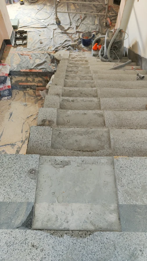 Uszkodzone lastryko z ubytkami